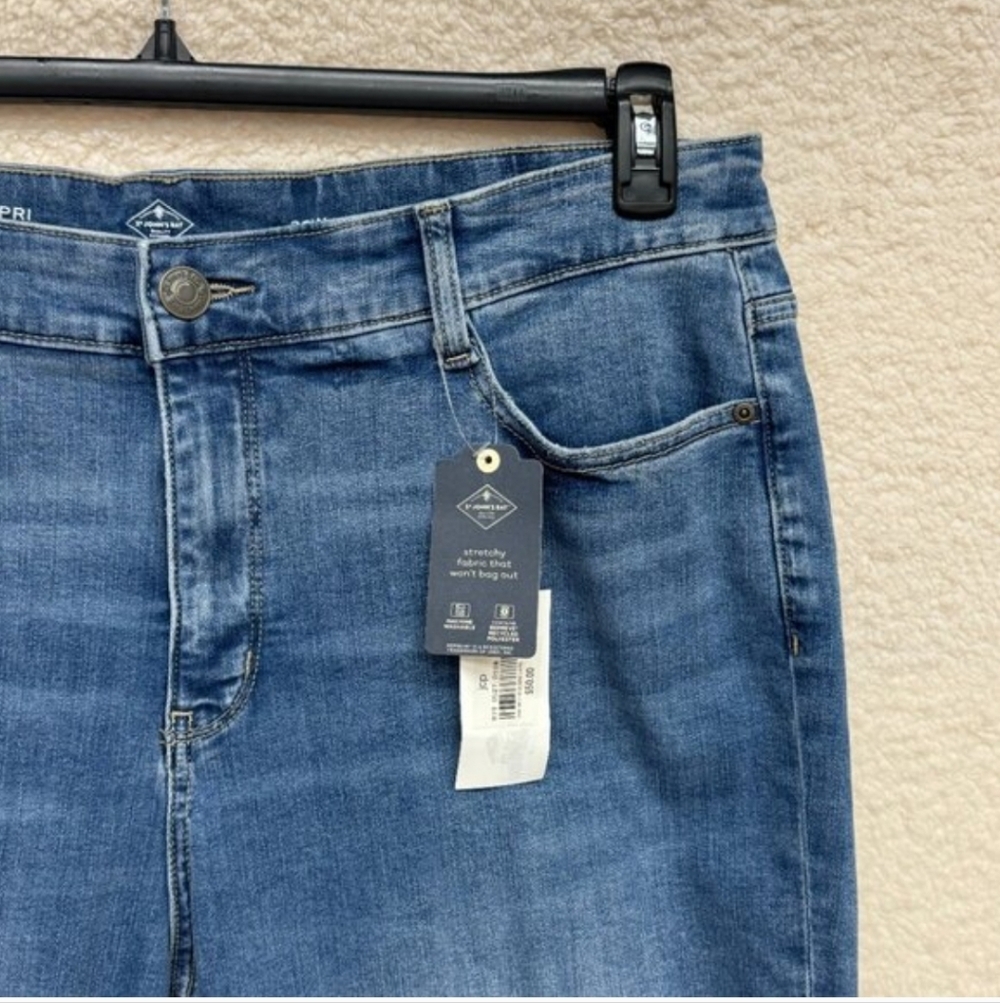 Size 20W (2X) - ST. JOHN'S BAY - Denim Jean Sculpt Capri Pants Stretch NEW - Picture 4 of 6
